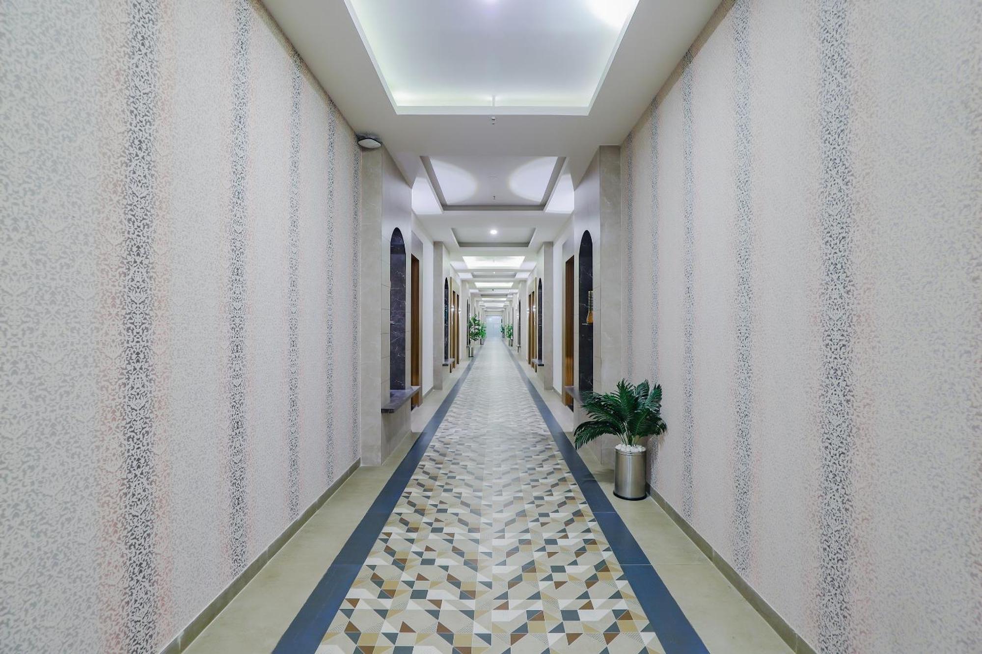 Oyo Hotel Fountain Surat Esterno foto